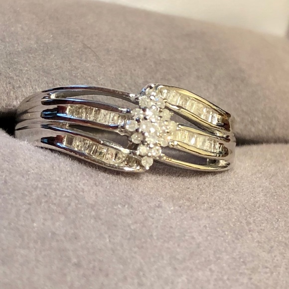 Jewelry - Genuine Diamond Ring. 0.25 cts